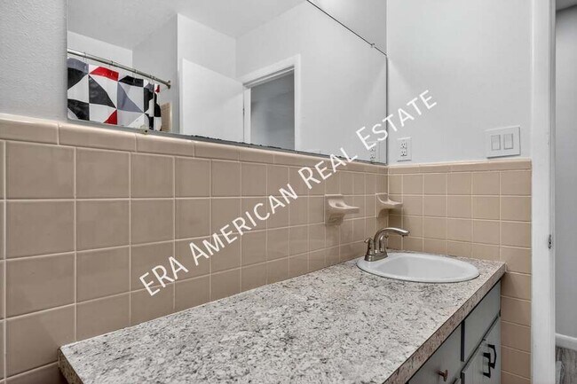 Building Photo - 614 Merioneth Dr NE