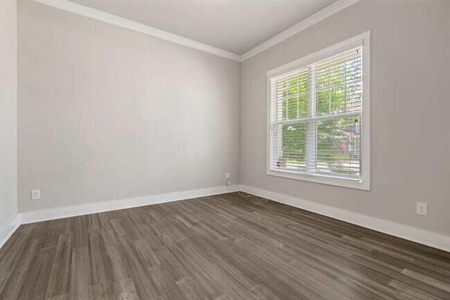 Building Photo - 500 Kings Lake Wy