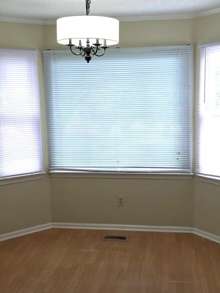 dining area - 698 Florida Dr