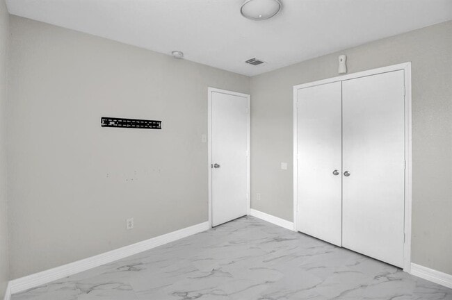 Building Photo - 8530 Village Hollow Ln