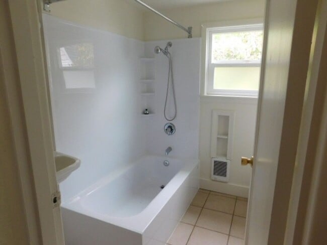 Building Photo - 3Bd/1.5Ba Two Story House - Available to View!