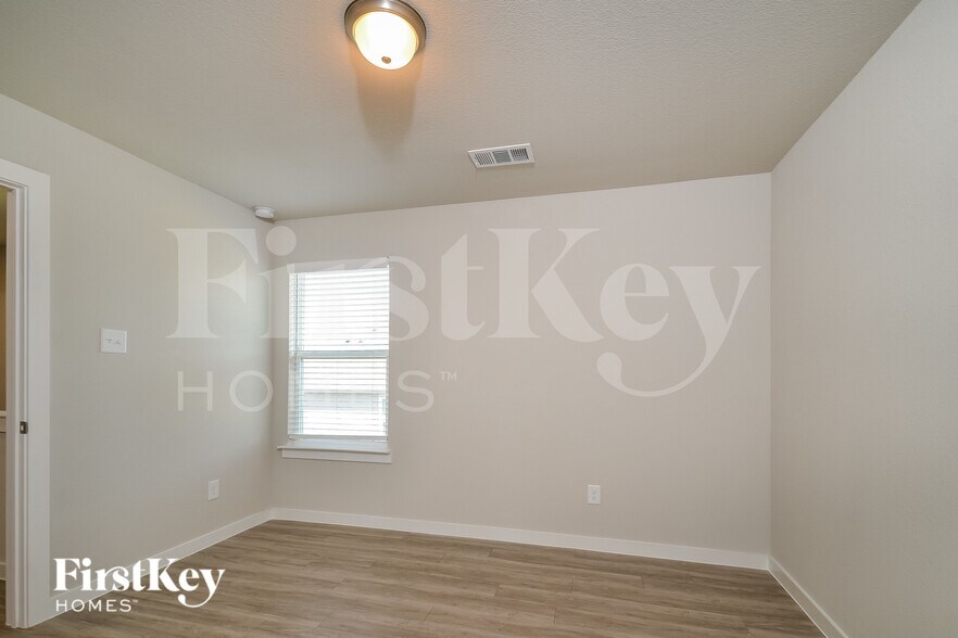 Building Photo - 600 Ava Trl