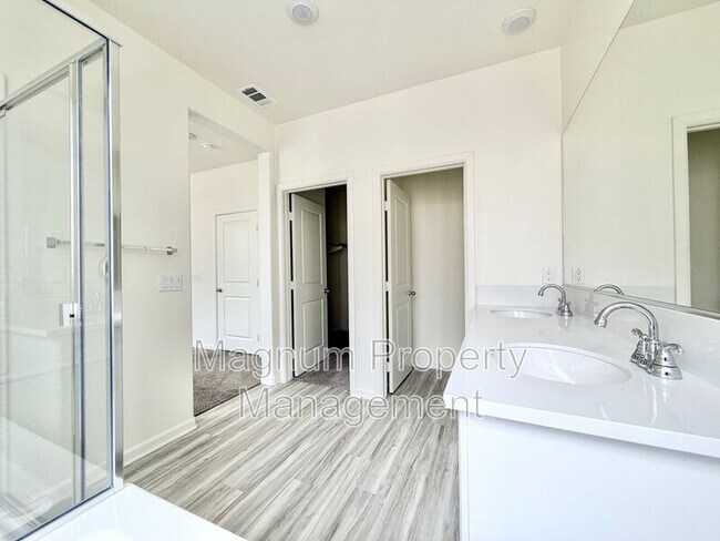 Building Photo - 25161 Harmony Ave