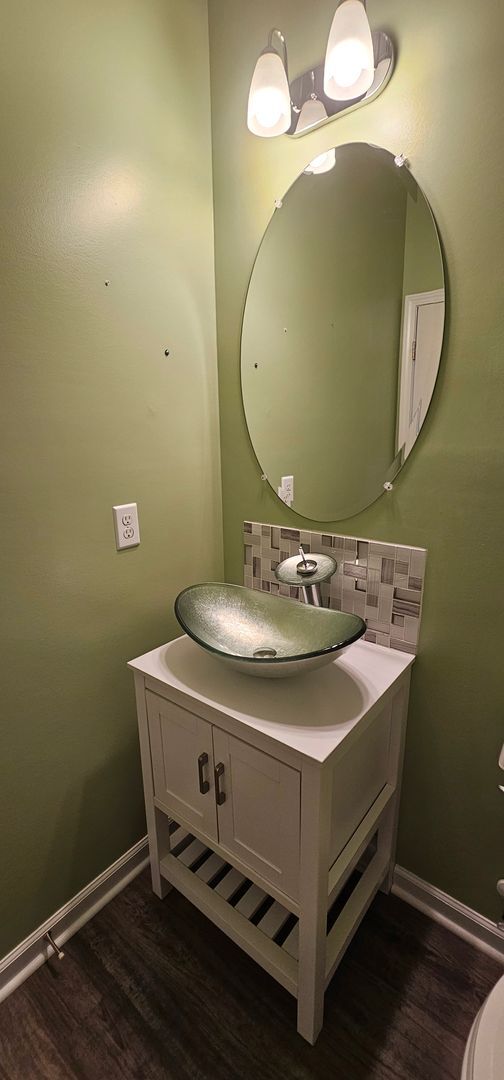Building Photo - Live where charm meets convenience-Glenmoo...
