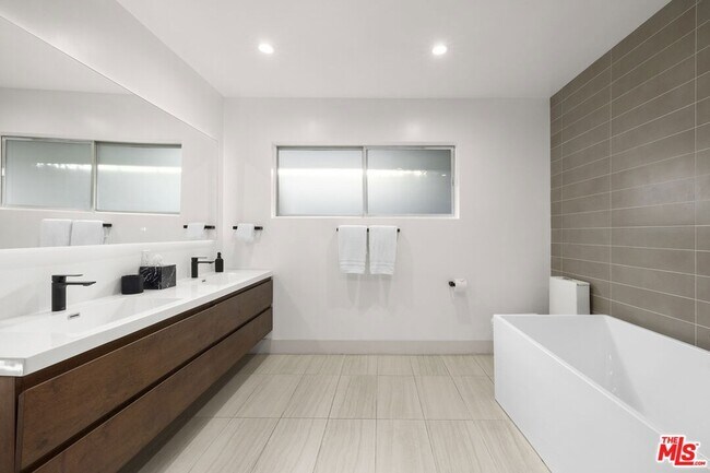 Building Photo - 9289 Swallow Dr