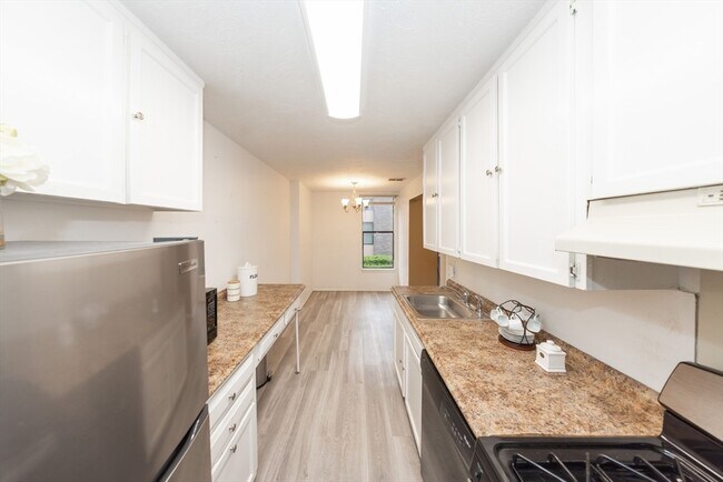 Building Photo - 30 Shrewsbury Green Dr