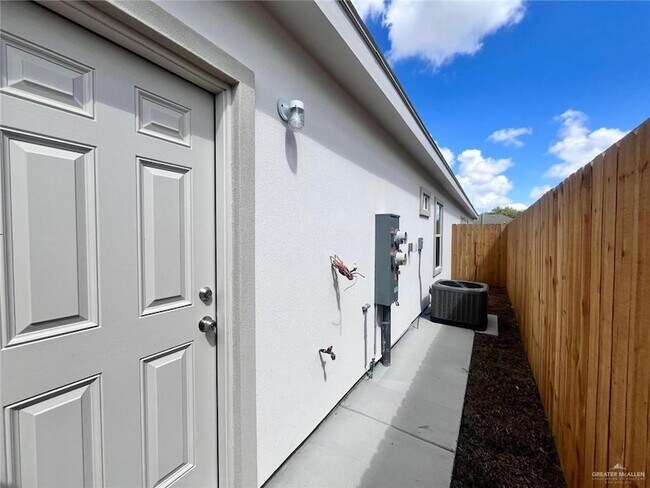 Building Photo - 1121 Shavano Dr