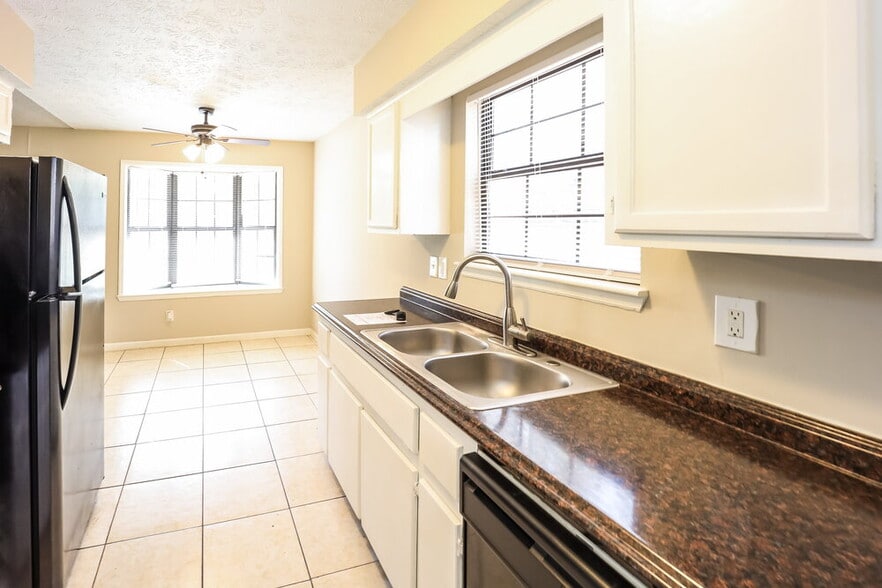 Building Photo - 266 Montego Cir