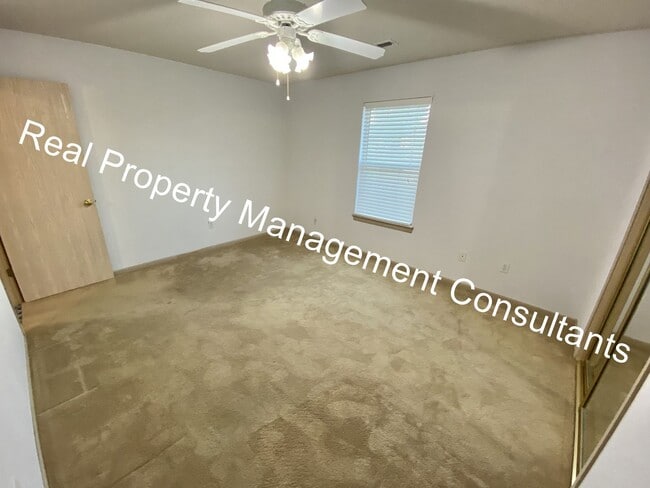 Building Photo - Updated 2 Bedroom Townhome