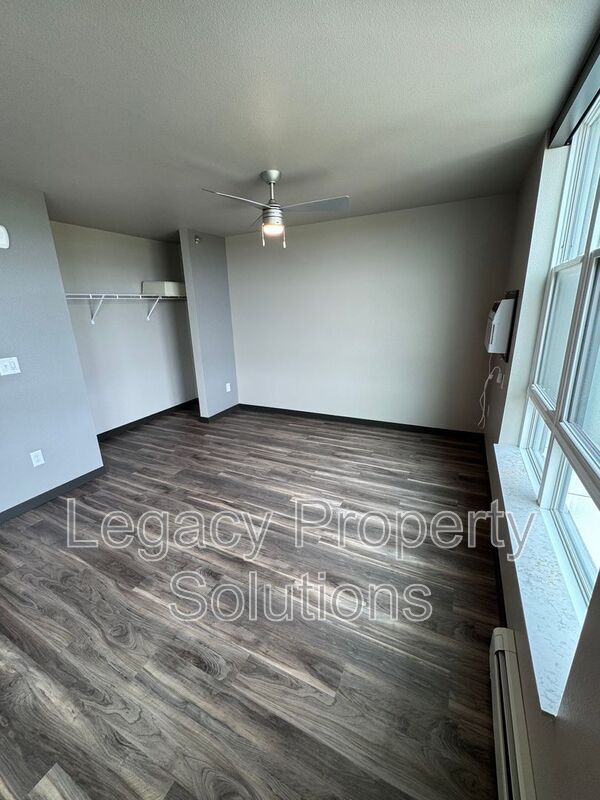 Building Photo - 220 E Greenfield Ln