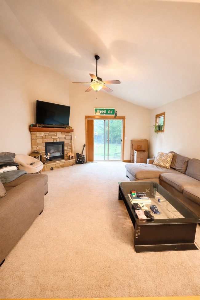 Building Photo - Beautiful Lodge-Style Single Level 3 Bedroom Home in Mountain Pines!