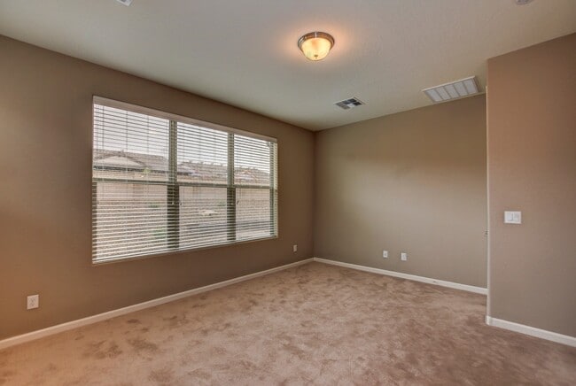 Building Photo - Beautiful custom home in The Dells!