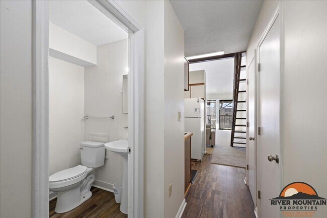 Building Photo - Large Efficiency minutes from Virginia Tech