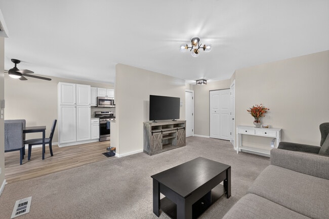 Building Photo - 665 Thorntree Ct