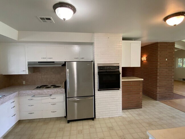 Building Photo - Spacious Visalia home in a well establishe...