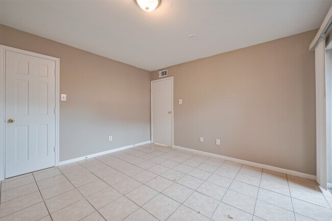 Building Photo - 9090 S Braeswood Blvd