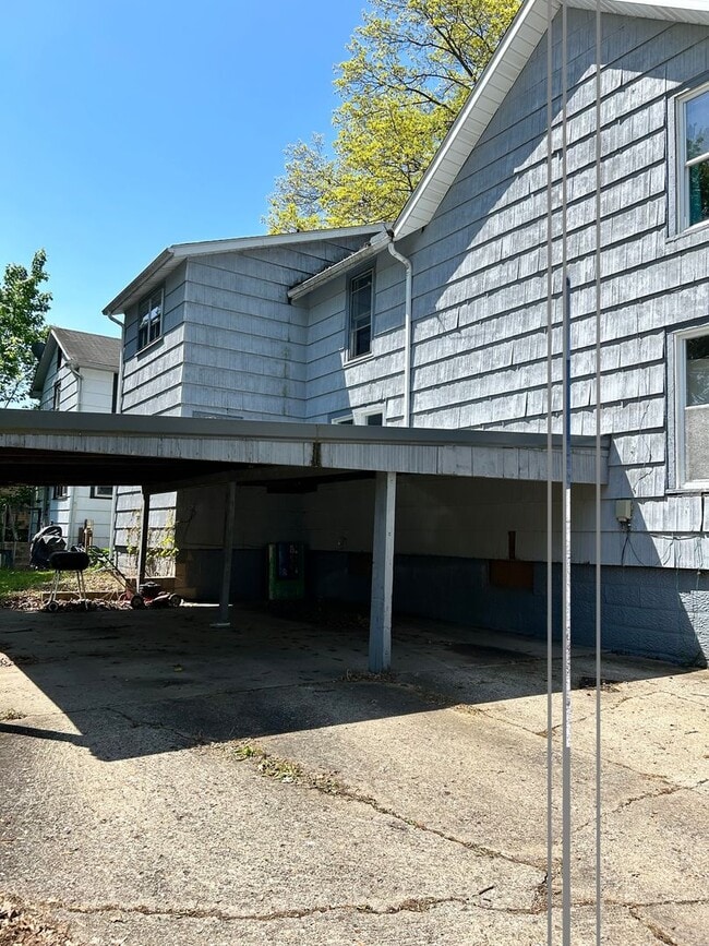 Building Photo - Two bedroom duplex
