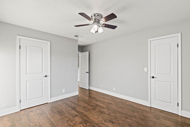 Building Photo - Gorgeous Renovated Condo in Guard Gated Neighborhood