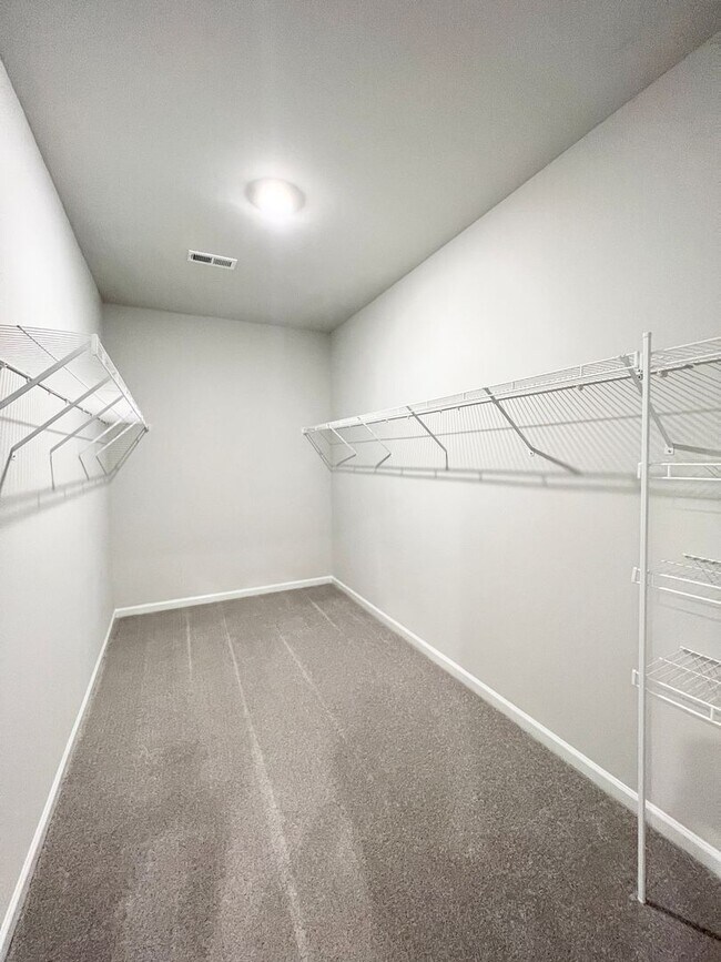 Building Photo - FOUR Bedrooms! SUPREME location! Move in ready!