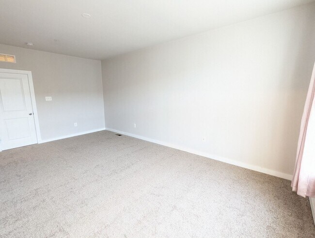 Building Photo - Gorgeous 3 level home in Tuscarora Creek ready for you mid July!