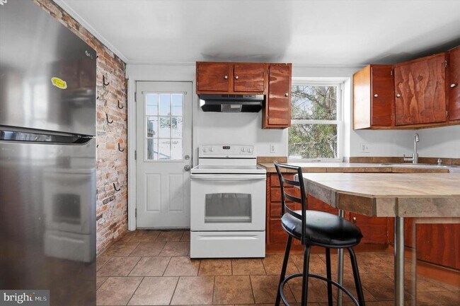 Building Photo - 525 Morse St