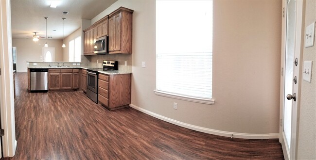 Building Photo - Spacious 2 Story Duplex in Benbrook