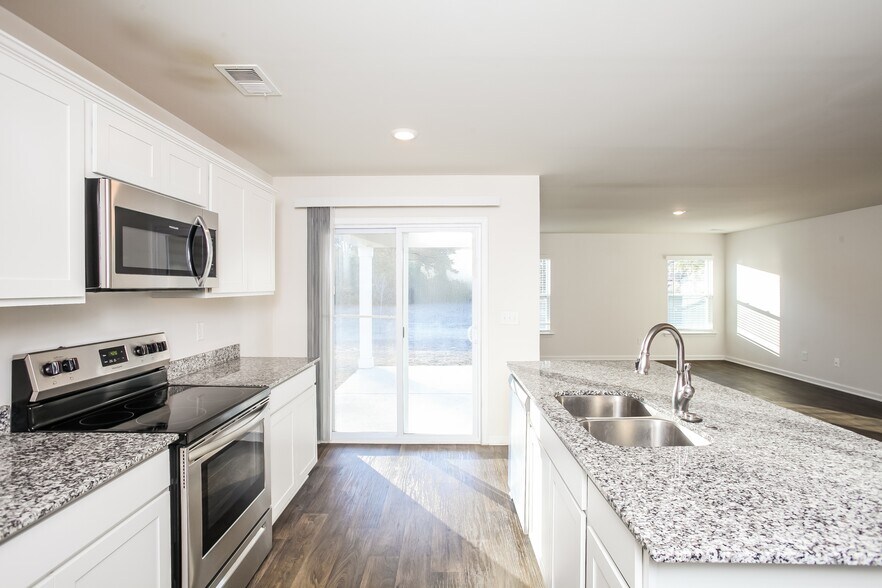 Building Photo - 1217 Lakeshore Dr