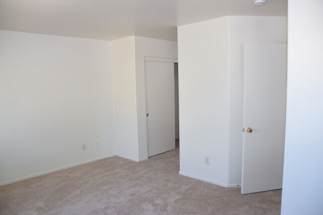 Building Photo - SPACIOUS AND ELEGANT TWO STORY HOME AT END...