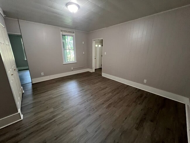 Building Photo - Pittsburgh - 6 Bedroom 1.5 Bathroom - For rent