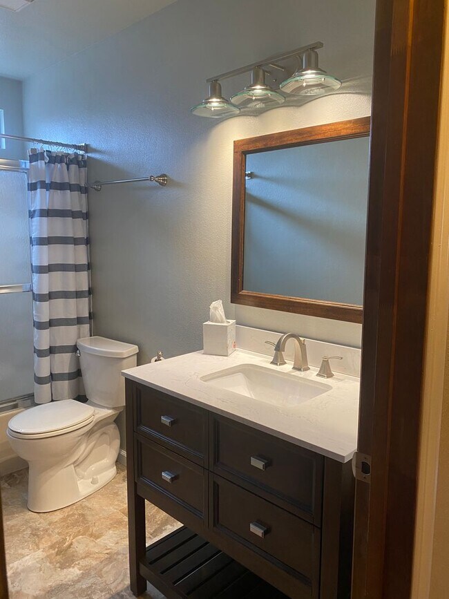 Building Photo - Nice well cared for home in desirable Edge...