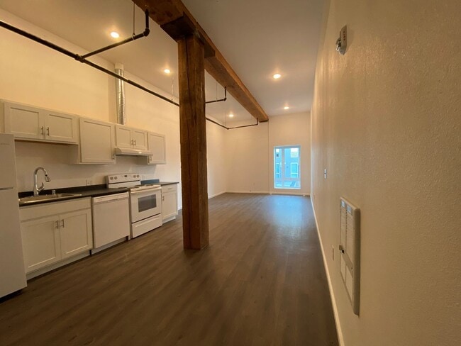 Interior Photo - Annie's Studio's