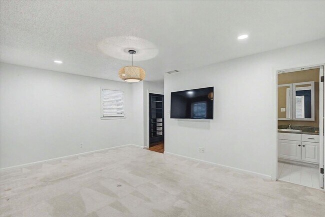 Building Photo - 4 bedroom house in Hesse school district