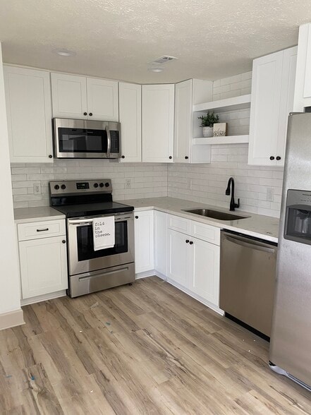 Kitchen - 223 Woodglen Dr