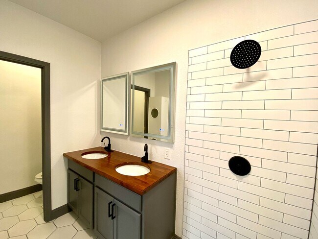 Building Photo - Dignowity Remodeled 3 bedroom 2 bath