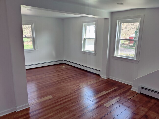 Spacious primary bedroom - 1009 Reading Ave