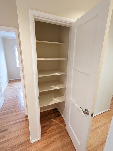 Building Photo - 2746 Thurman Ave.