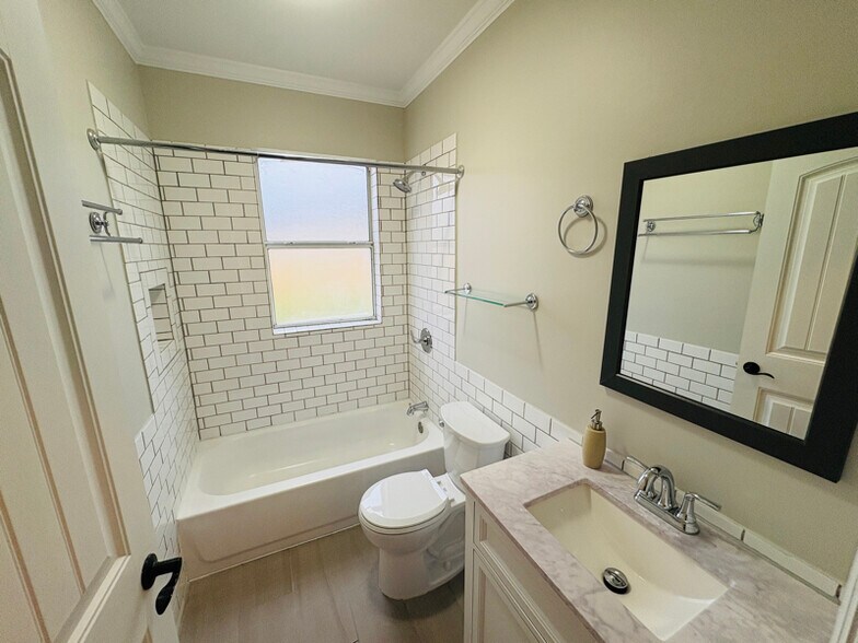 Building Photo - 703 31st Ave E