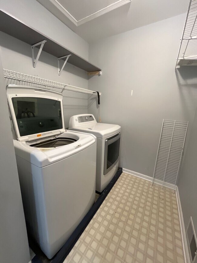 Building Photo - Spacious 3-bedroom, 2.5-bath home in South...