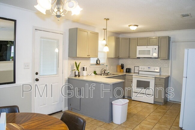 Building Photo - 738 Carondelay Dr