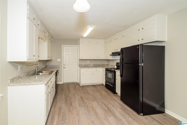 Building Photo - 1037 Medina Dr