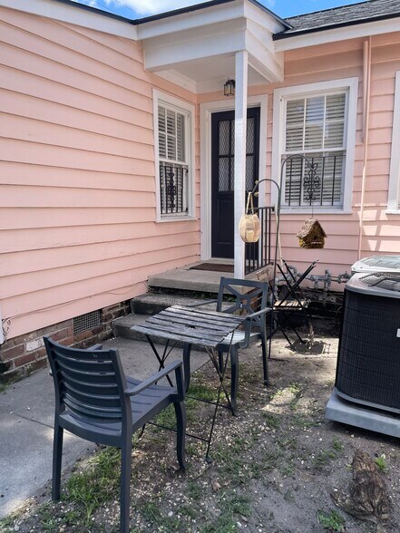 Back Entry, Sitting Area - 215 W Taylor St