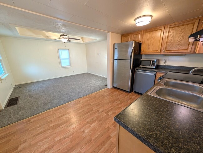 Building Photo - 813 E Pearl St