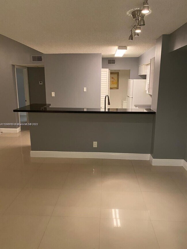 Building Photo - 570 S Park Rd