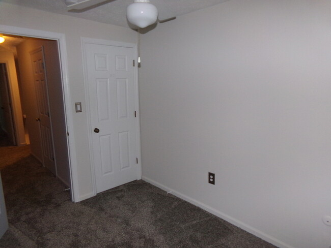 Building Photo - Updated 3 Bed 2.5 Bath Centerville Condo