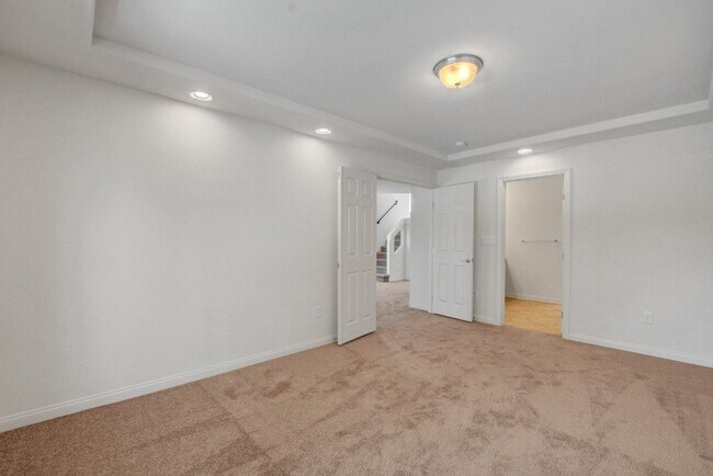 Building Photo - HUGE 3 Story, 5 Bedroom Home in the Southwest!