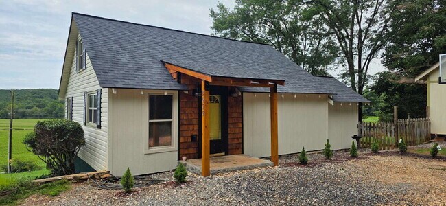 Building Photo - Cute 2 bedroom/ 1.5 bath single family home for rent in a quiet country setting but minutes from ...