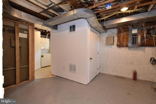 Building Photo - 2302 Dexter Ave