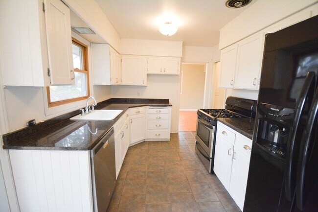 Building Photo - Charming 3-Bedroom Home with Walk-In Close...