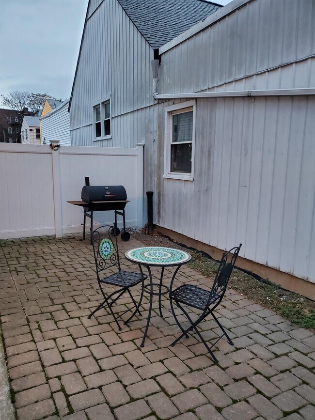 Building Photo - 112 39th St