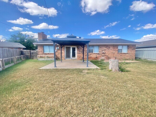 Building Photo - Great 3 bed 2 bath near West Loop 289 and 4th street